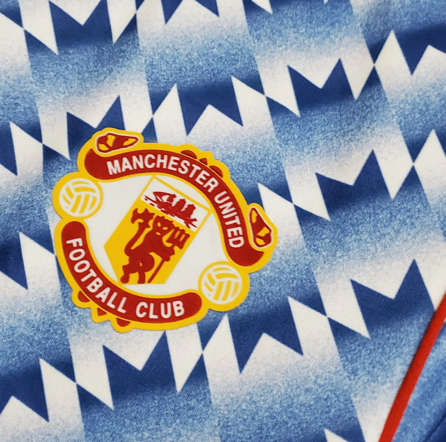 Manchester United logo on the 1990/92 away shirt.