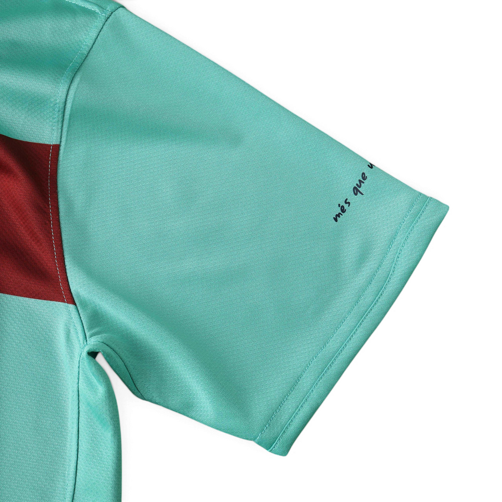 Elite Retro Kits turquoise Barcelona 2010/11 away shirt sleeve detail with mes que un club text