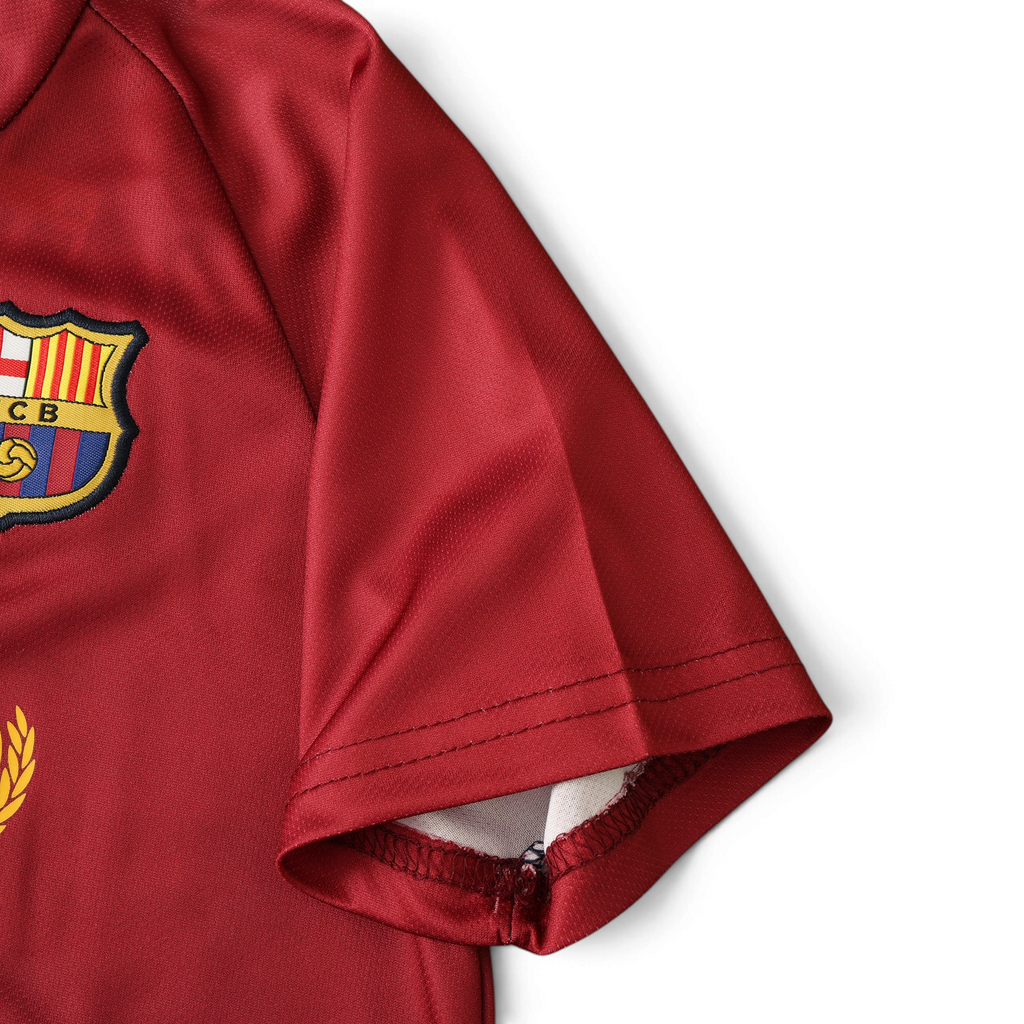 Elite Retro Kits Barcelona 2008/09 kids home shirt sleeve detail featuring the club crest on maroon fabric