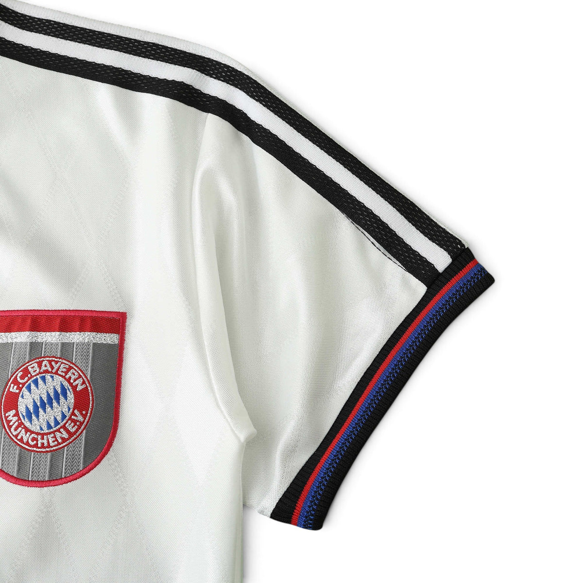 Elite Retro Kits Bayern Munich 1997/98 away shirt featuring a white base, black shoulder stripes, and team crest.