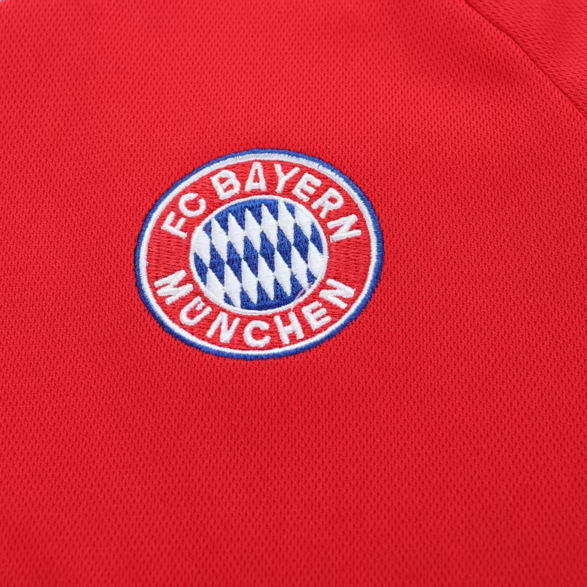 Elite Retro Kits Bayern Munich 2000/01 kids home kit featuring the embroidered club crest on red textured fabric
