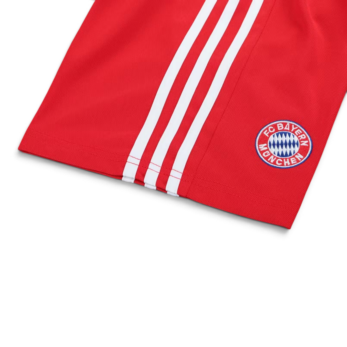 Elite Retro Kits kids Bayern Munich 2000/01 red home football shorts with white adidas stripes and club crest