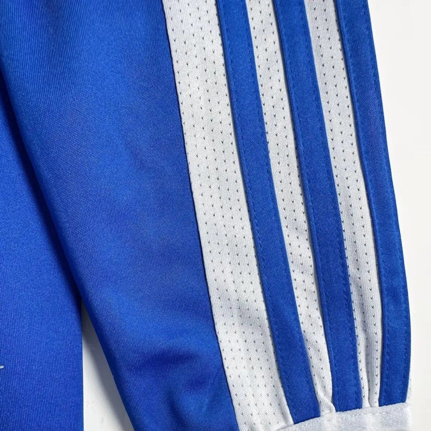 Elite Retro Kits Chelsea 2011/12 long sleeve home shirt sleeve detail featuring signature blue and white stripes