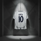 Elite Retro Kits England 2001-03 home football shirt with Owen 10 on the back, white with navy blue detailing.