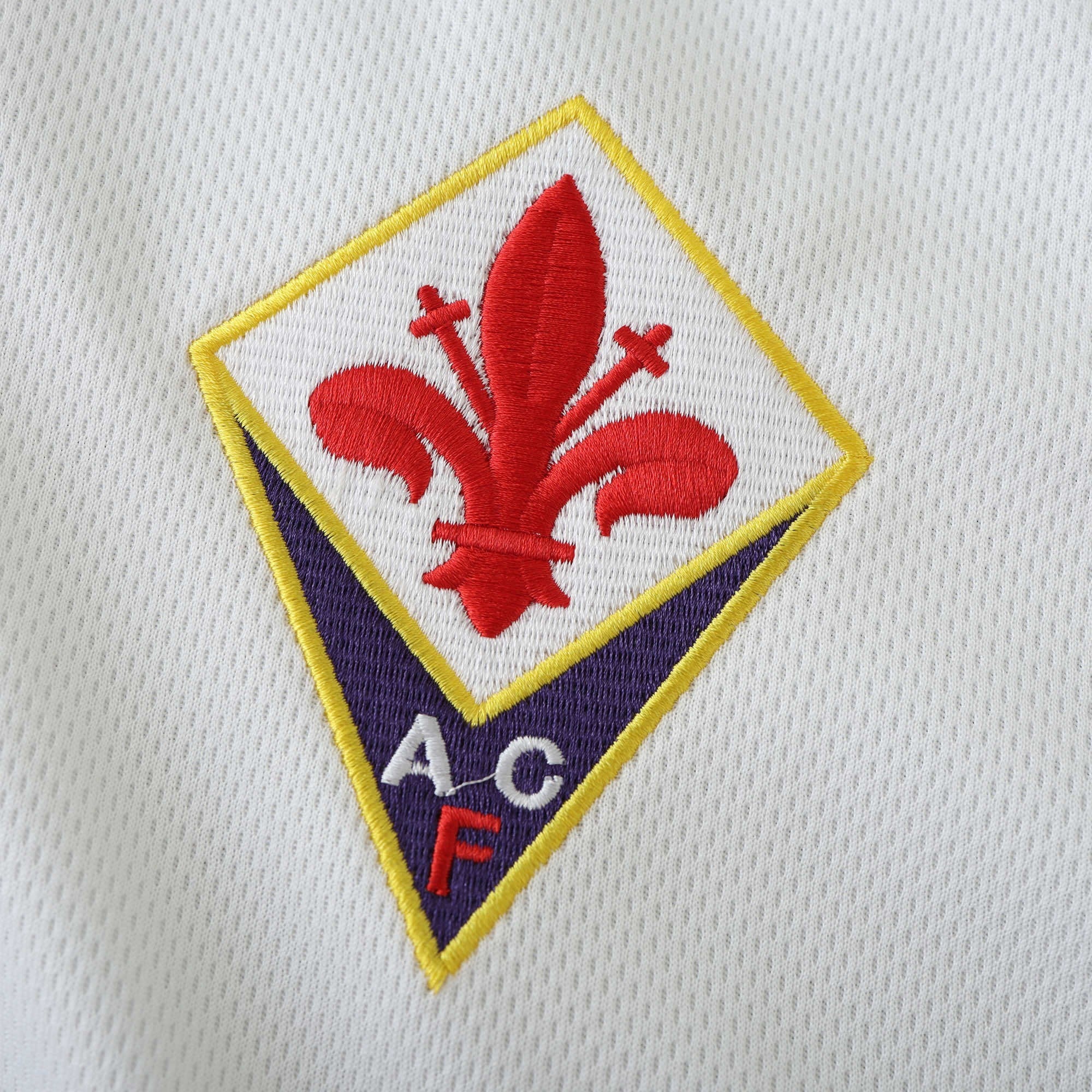 Elite Retro Kits Fiorentina 1995/96 away shirt featuring the embroidered red giglio crest on a white textured fabric