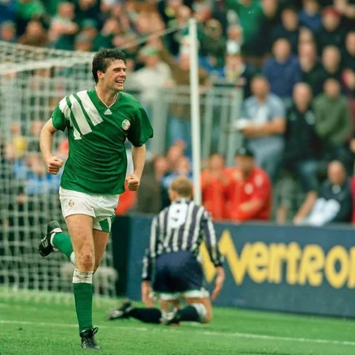 Elite Retro Kits Ireland 1992-94 home football shirt in green with white adidas shoulder stripes and Opel sponsor
