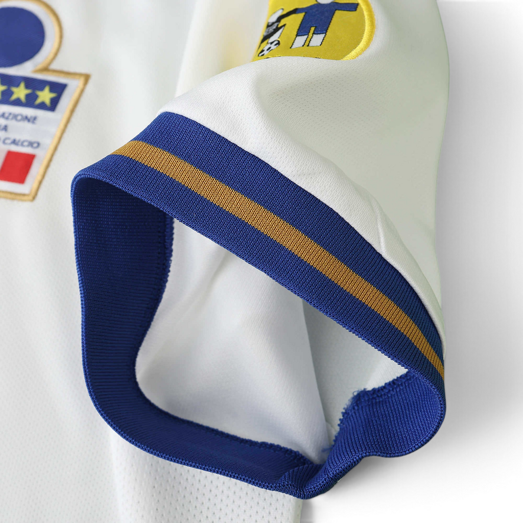 Elite Retro Kits Italy 1996 away football shirt sleeve detail featuring white fabric with blue and gold trim