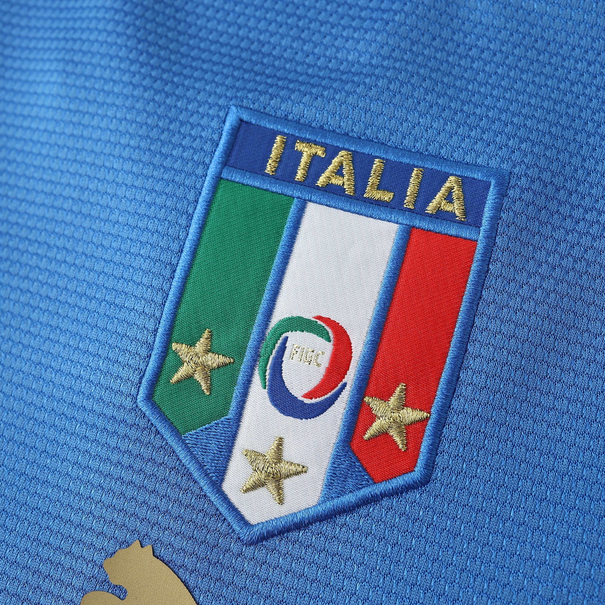 Elite Retro Kits Italy 2006 home shirt featuring the embroidered FIGC crest with four gold stars on blue fabric.
