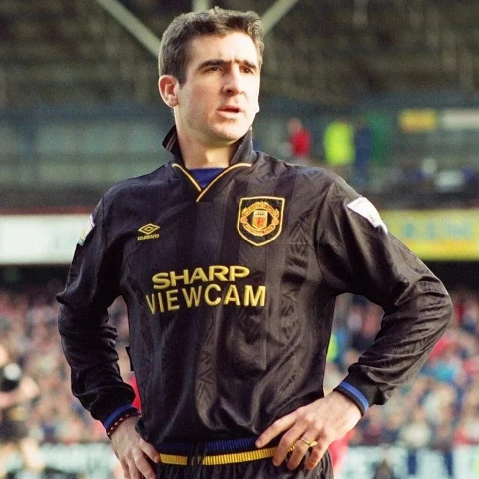 Elite Retro Kits Manchester United 1993-1995 away shirt in black with blue and yellow details worn by Eric Cantona