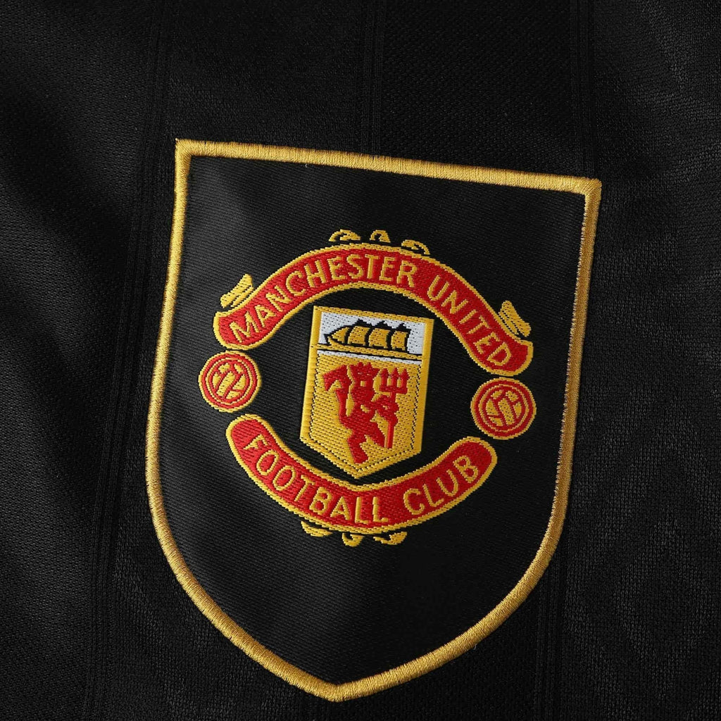 Elite Retro Kits Manchester United 1993-1995 away shirt featuring the embroidered club crest on a black fabric base