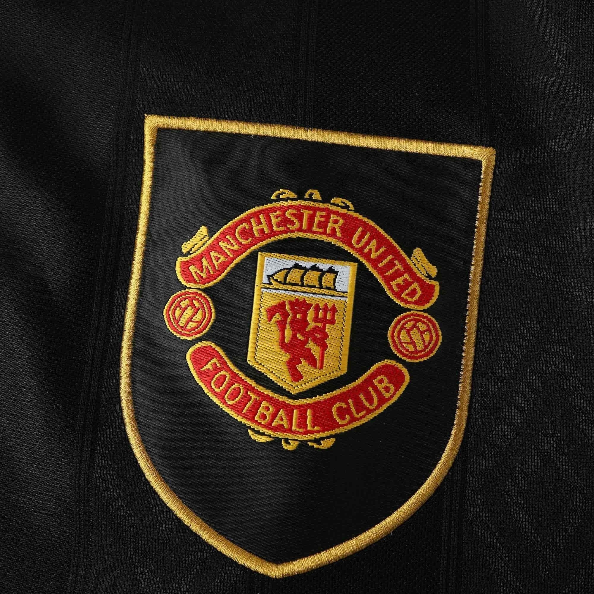 Elite Retro Kits Manchester United 1993-1995 away shirt featuring the embroidered club crest on a black fabric base