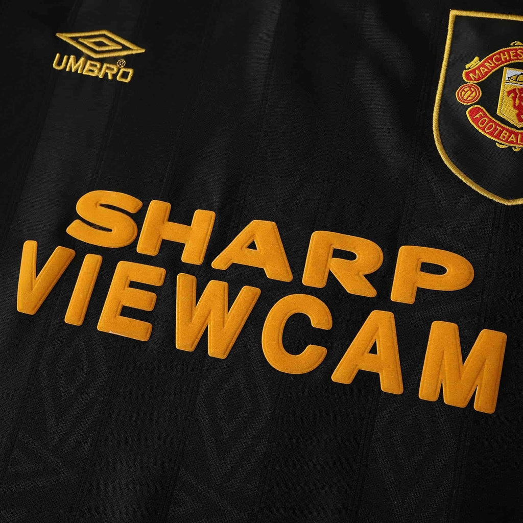 Elite Retro Kits Manchester United 1993-1995 away shirt featuring black fabric, Umbro logo, and Sharp Viewcam sponsor.