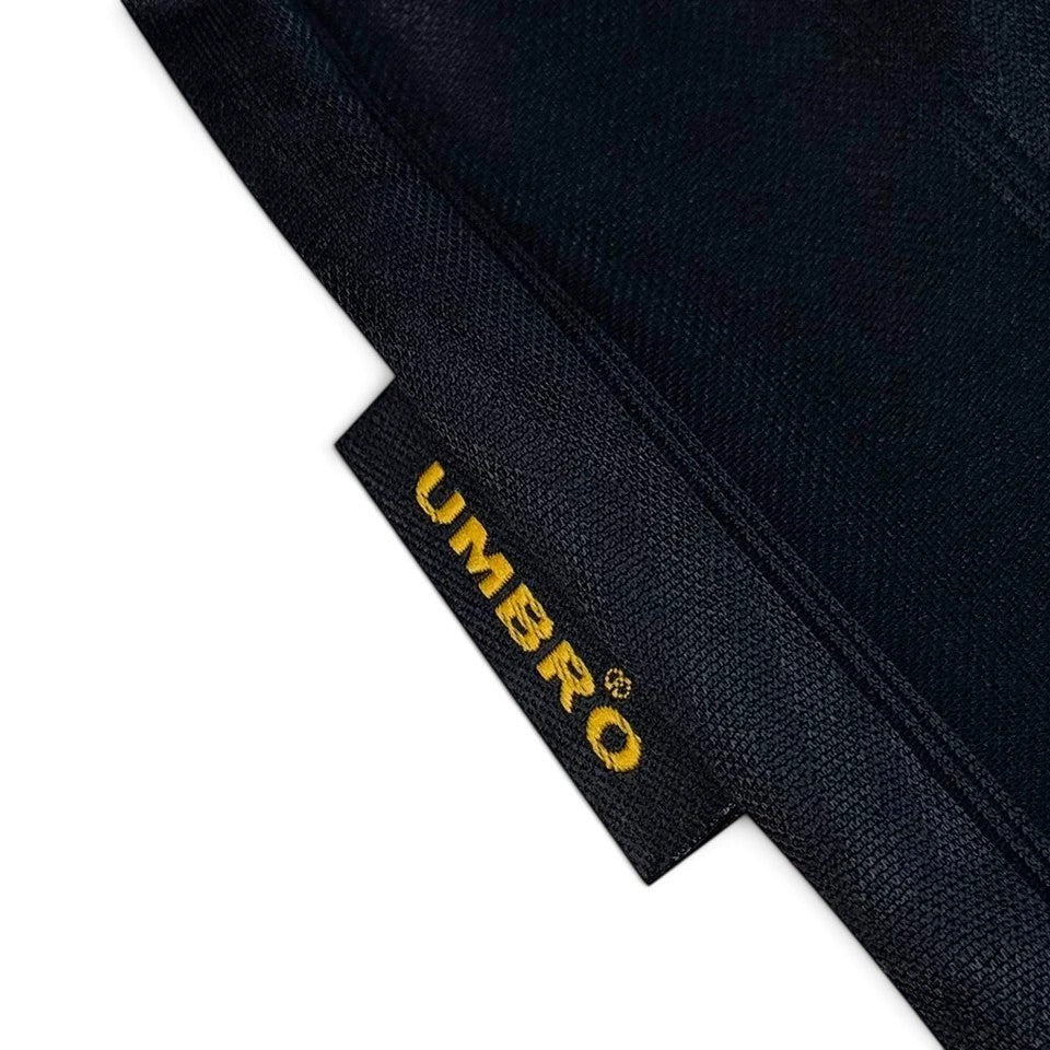 Elite Retro Kits Manchester United 1993-1995 away shirt detail showing the black fabric and yellow Umbro brand tag