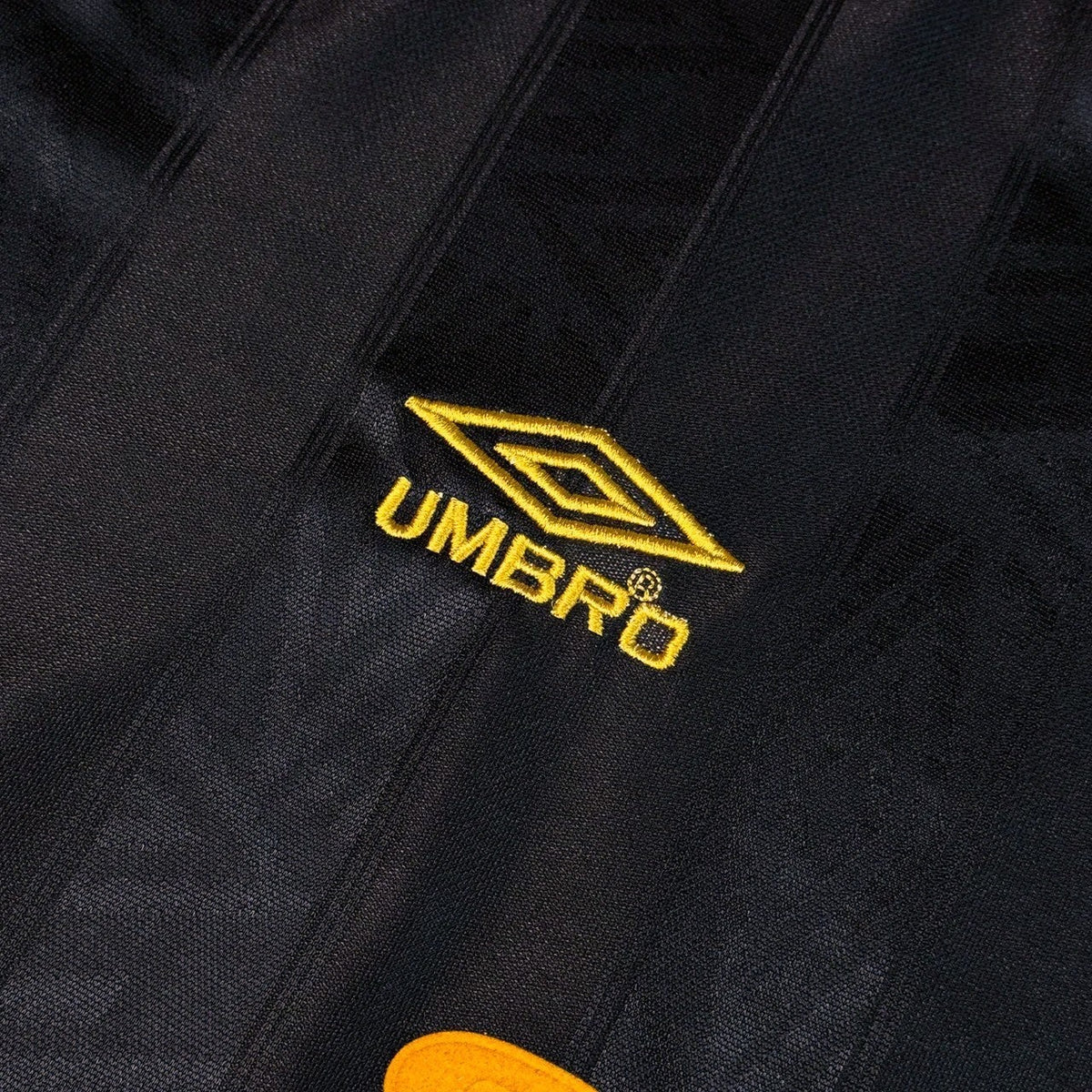 Elite Retro Kits Manchester United 1993-1995 away shirt featuring an embroidered yellow Umbro logo on black fabric