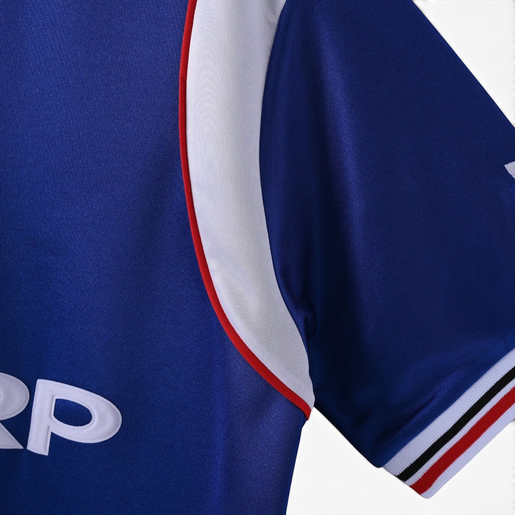 Elite Retro Kits Manchester United 1985/1986 away shirt featuring blue fabric, white panels, and striped trim.