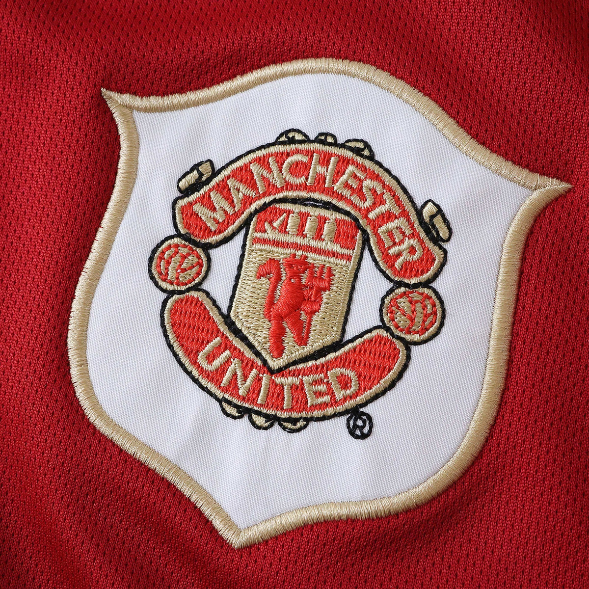 Elite Retro Kits Manchester United 2006/07 kids home kit featuring the embroidered club crest on red fabric