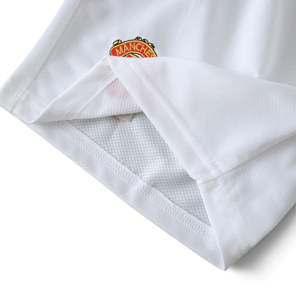 Elite Retro Kits Manchester United 2005/06 kids home kit featuring embroidered club crest on white textured fabric
