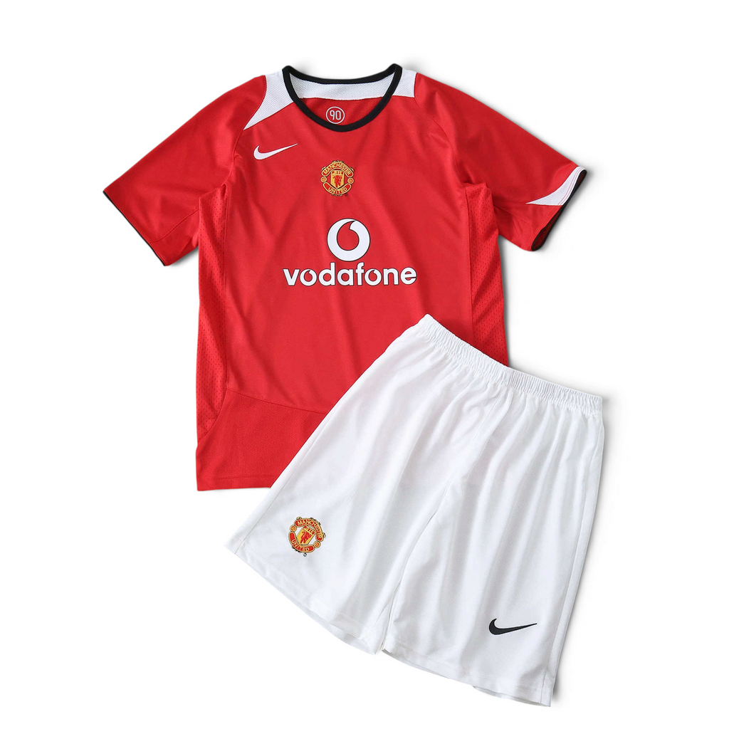 Elite Retro Kits Manchester United 2005/06 kids home kit with red jersey and white shorts featuring iconic branding.