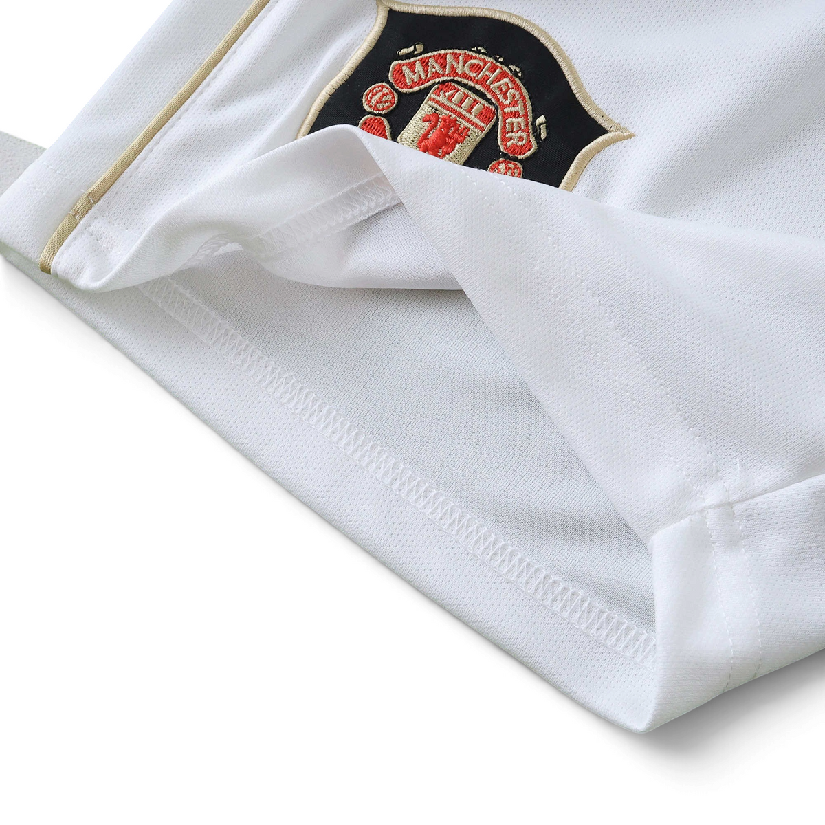 Elite Retro Kits Manchester United 2006/07 kids home kit shorts featuring embroidered club crest and gold trim detail