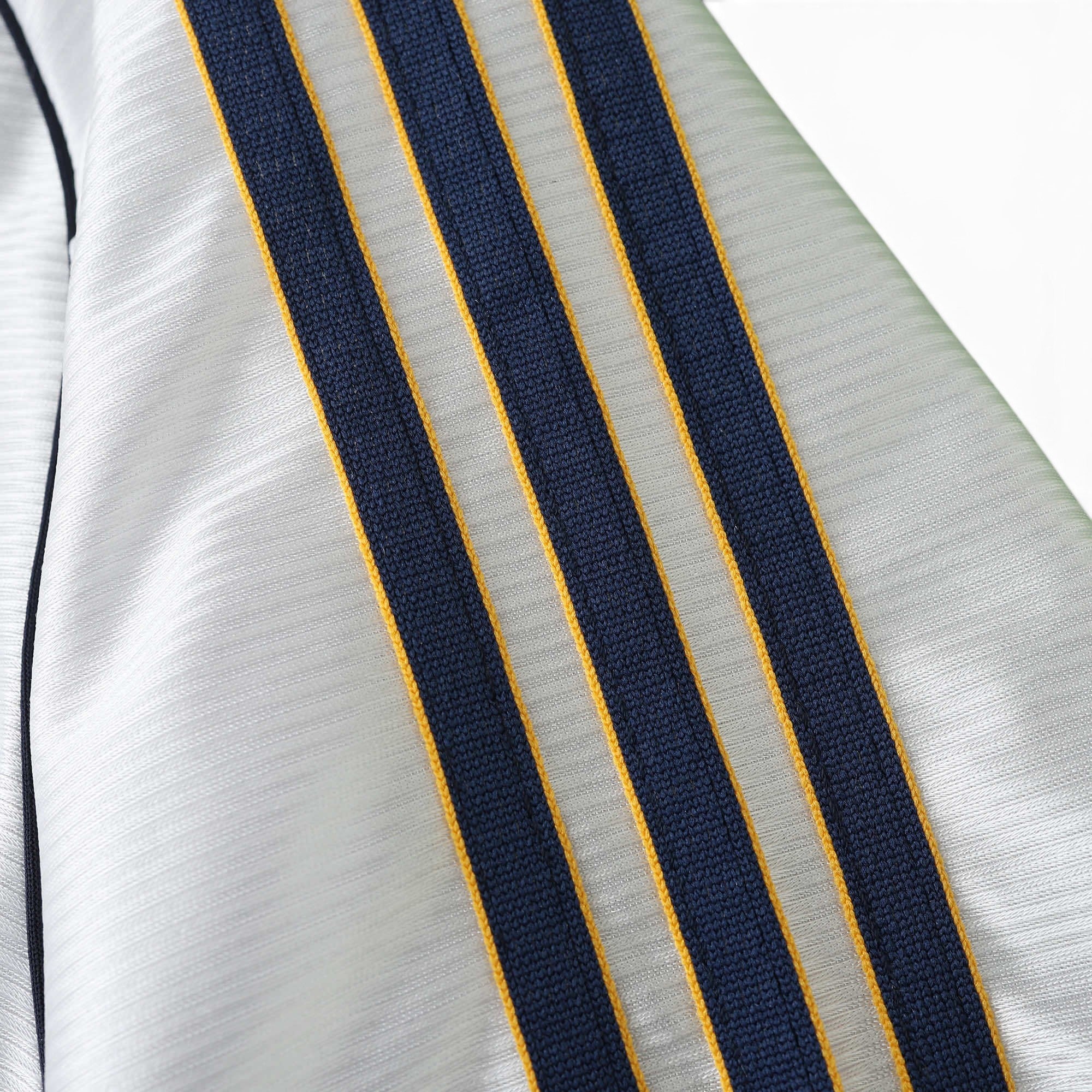 Elite Retro Kits Real Madrid 1999/00 home shirt featuring white fabric with navy and yellow adidas shoulder stripes.